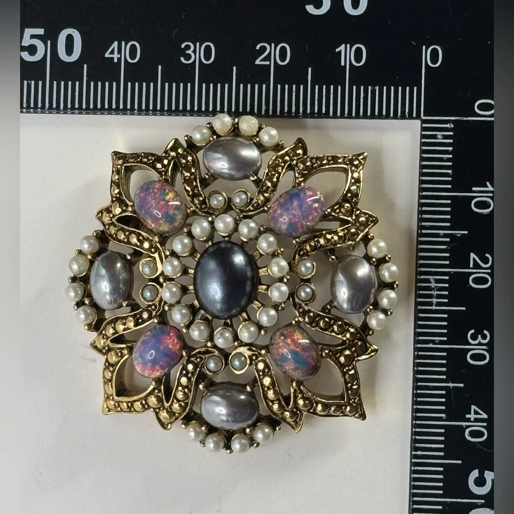 Faux opal and pearl Victorian revival brooch - Picture 5 of 5